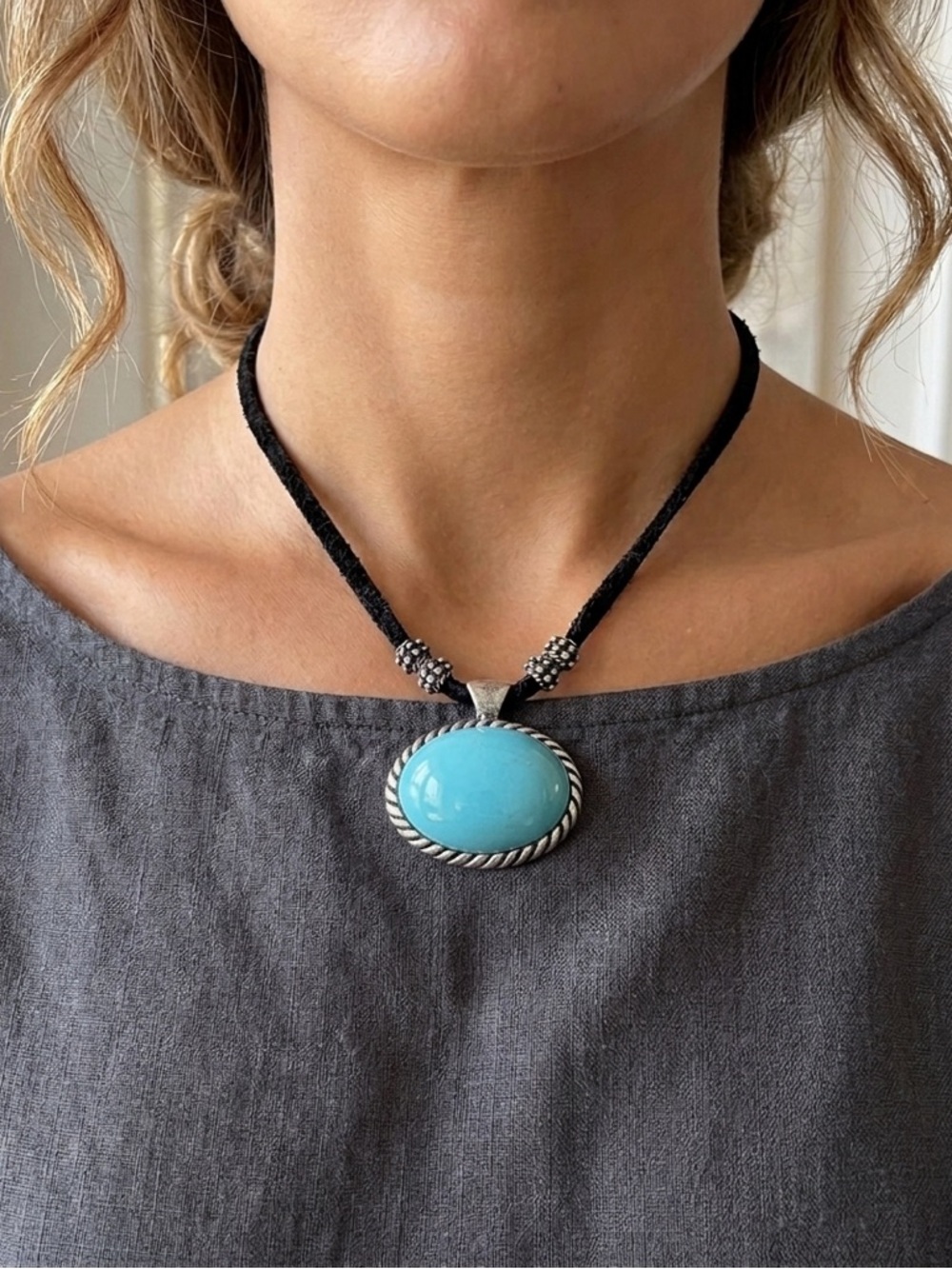 NY & Co Southwestern Pendant Necklace Turquoise Blue Czech Glass Black Suede 18”